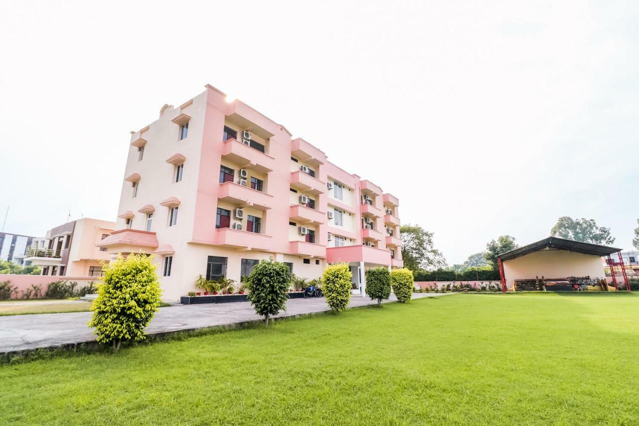 Capital O 60233 Brij Ki Rasoi Deluxe Hotel Lucknow Exterior photo
